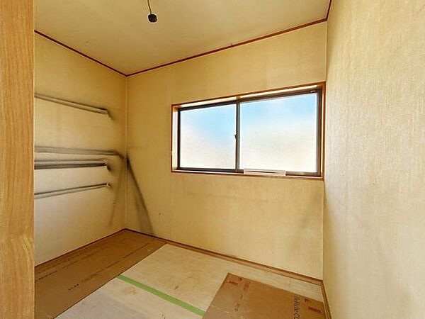 【リフォーム中】西側居室のウォークインクローゼット写真です。