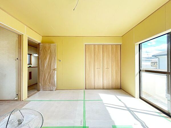 【リフォーム中】2階西側居室です。現状和室ですが、洋室に変更予定です。