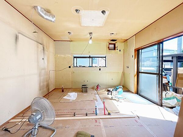 【リフォーム中】リビング別角度からの写真です。クロス張替え、床のワックス仕上げを行います。