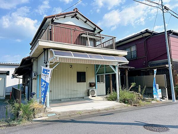 【駐車場拡張工事中】現地外観写真です。ベランダは解体予定です。