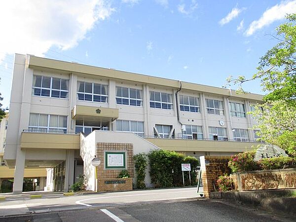 ファミリーマート土岐泉西山町店（徒歩約3分） 土岐市立泉西小学校徒歩約18分（約1400ｍ）です。 200m