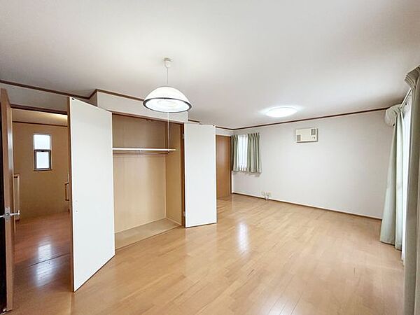 【現況】2階東側洋室別角度写真です。