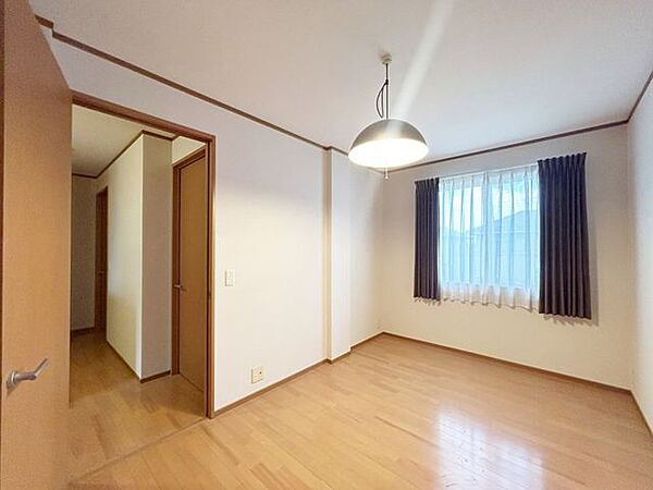 【現況】2階西側洋室写真です。