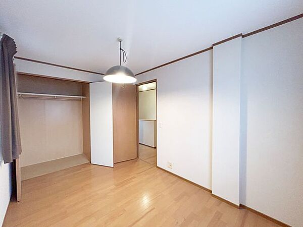 【現況】2階西側洋室写真です。