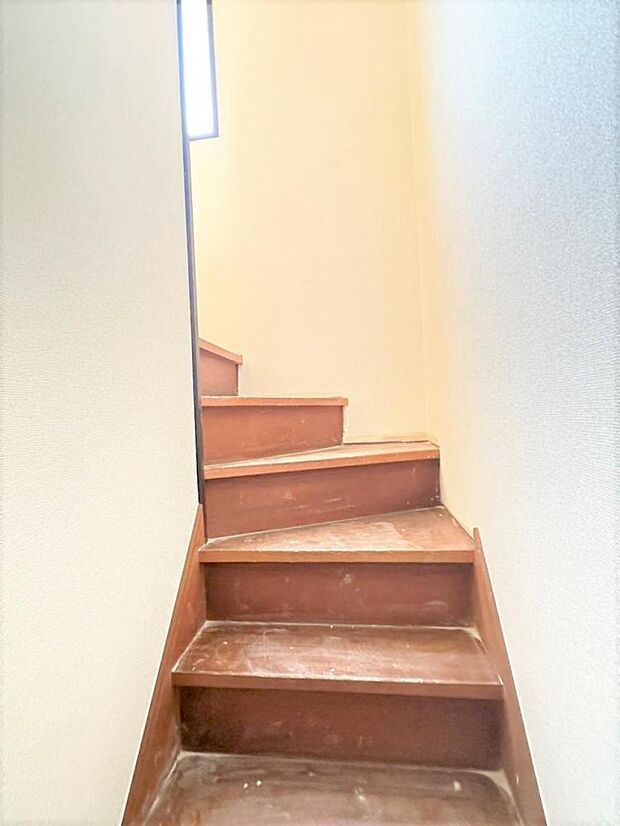 【リフォーム中】階段です。手すりは新品に交換し、床はクッションフロアを張ります。