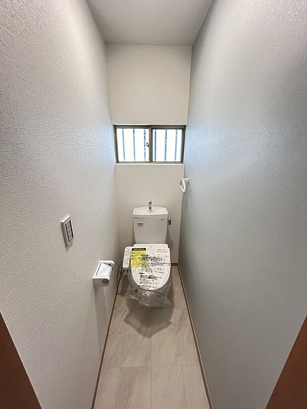 【同仕様写真】トイレはTOTO製の温水洗浄機能付きに新品交換します。表面は凹凸がないため汚れが付きにくく、継ぎ目のない形状でお手入れが簡単です。節水機能付きなのでお財布にも優しいですね。