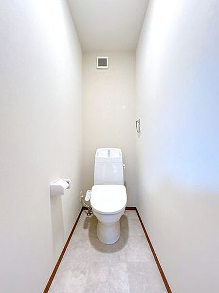 【リフォーム済】トイレはジャニス工業製の温水洗浄機能付きに新品交換しました。キズや汚れが付きにくい加工が施してあるのでお手入れが簡単です。直接肌に触れるトイレは新品が嬉しいですよね。