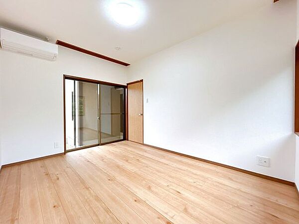 【リフォーム済】1階洋室です。壁と天井はクロス張替えを行いました。