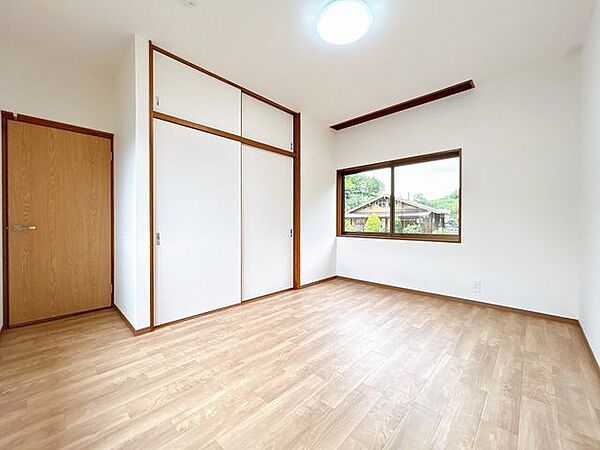 【リフォーム済】2階北東側洋室です。壁と天井はクロス張替えを行いました。床はクッションフロア仕上げです。