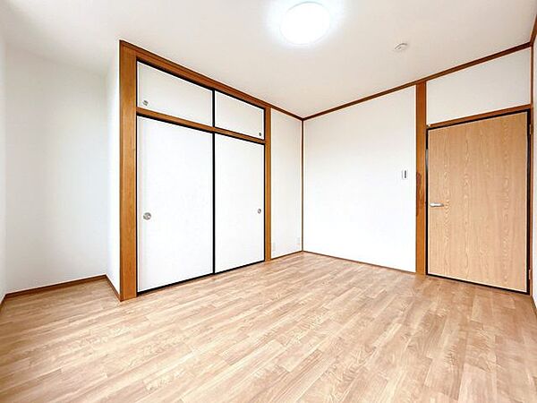 【リフォーム済】2階南側洋室です。壁と天井はクロス張替えを行いました。床はクッションフロア仕上げです。