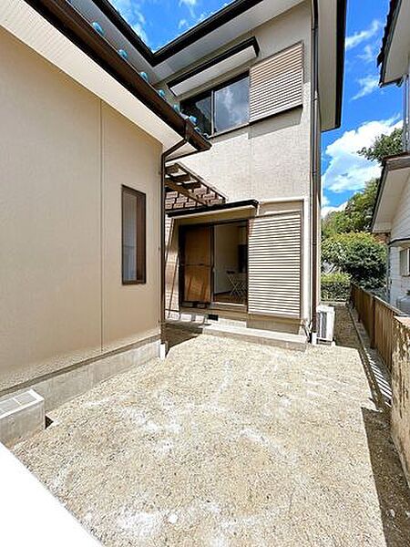 【リフォーム済】東側のお庭です。草木伐採と差し掛けの屋根交換・木部塗装を行いました。