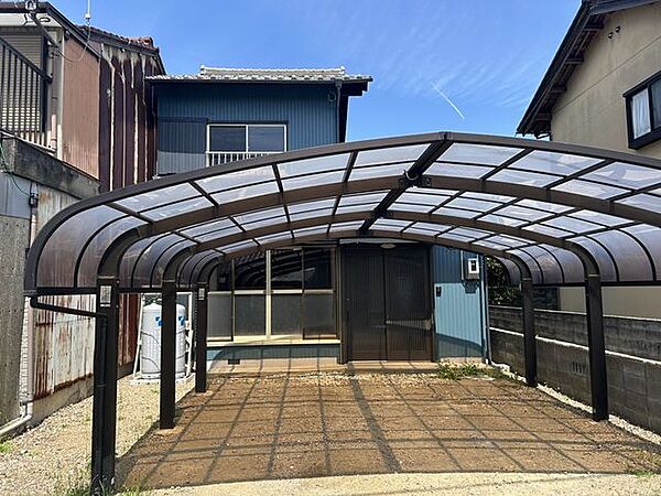 【リフォーム済】駐車場です。並列2台駐車可能です。カーポートつきです。カーポートはクリーニングを行いました。