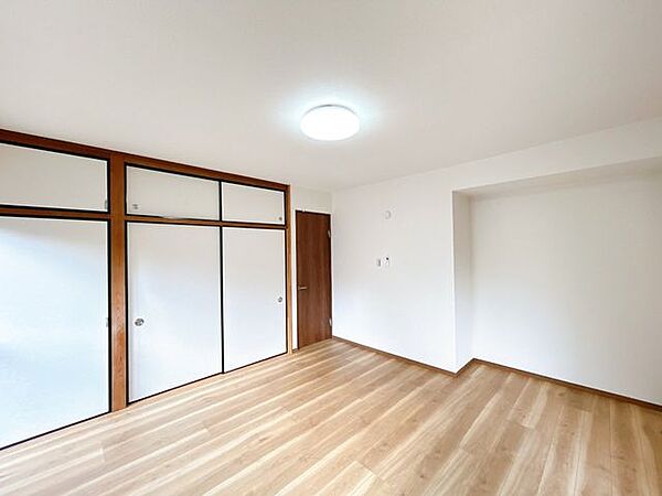 【リフォーム済】1階洋室です。天井・壁はクロス張替え、床はフローリングを張りました。