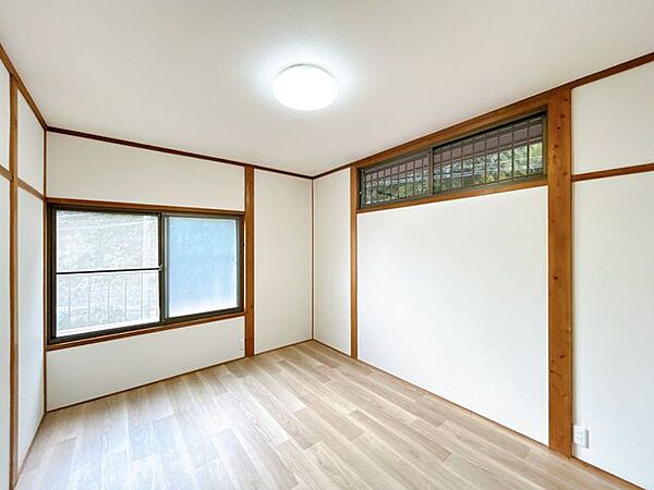 【リフォーム済】2階西側洋室です。天井・壁はクロス張替え、床はクッションフロアを張りました。