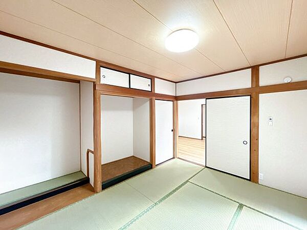 【リフォーム済】1階和室です。天井・壁はクロス張替え、畳は表替えを行いました。