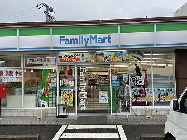 ファミリーマート美濃上条店まで約700m（徒歩約9分）