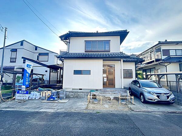 【リフォーム済】外観です。外壁塗装を行いました。現在駐車場の拡張工事中です。