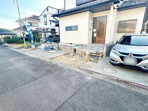 【リフォーム中】駐車場です。現在駐車場の拡張工事中です。出入りしやすいように外階段を作り直しています。