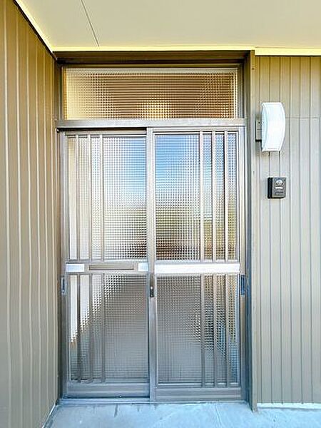 【リフォーム済】玄関です。カギ交換を行いました。