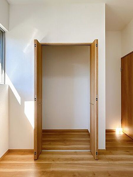 【リフォーム済】1階北西側洋室クローゼット内部です。