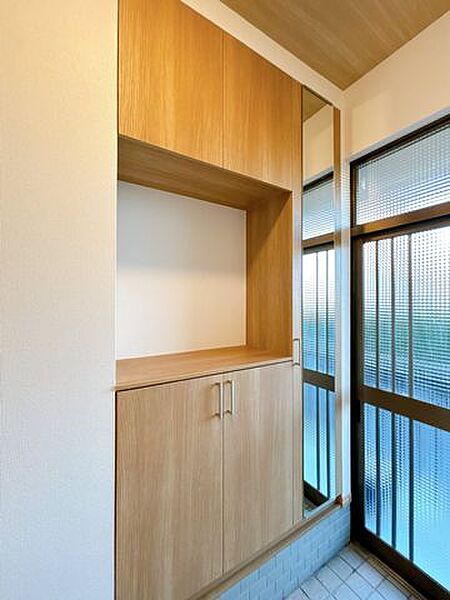 シューズボックスです。棚に鍵を置いたり、鏡で身だしなみを整えていただけます。