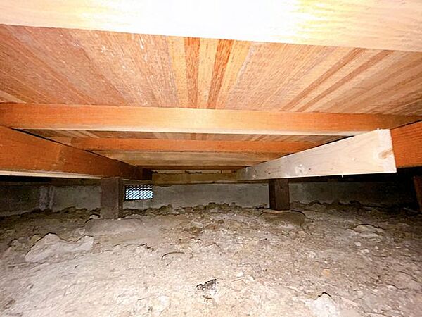 中古住宅の3大リスクである、雨漏り、主要構造部分の欠陥や腐食、給排水管の漏水や故障を2年間保証します。その前提で床下まで確認の上でリフォームし、シロアリの被害調査と防除工事もおこないました。