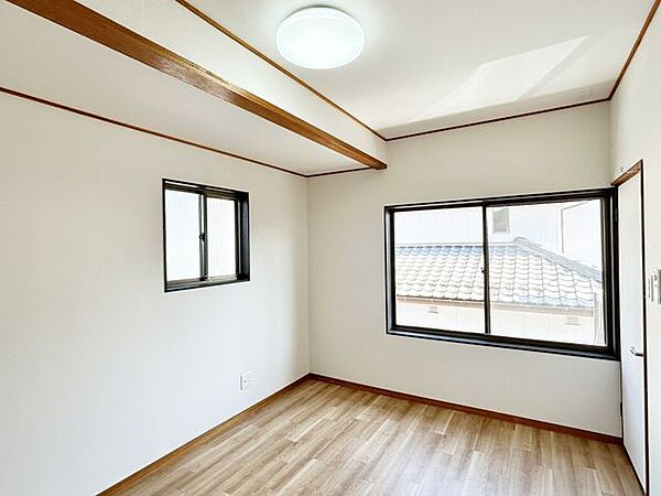 【リフォーム済】2階東側洋室です。天井・壁はクロス張替え、床はクッションフロアを張りました。
