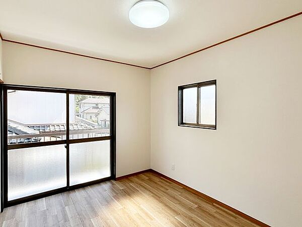 【リフォーム済】2階西側洋室です。天井・壁はクロス張替え、床はクッションフロアを張りました。