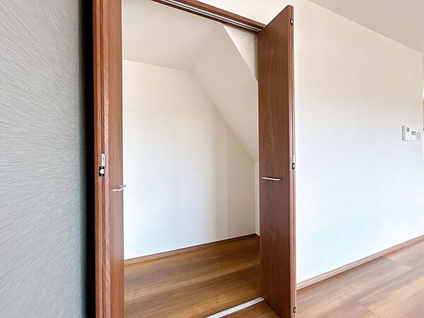 【リフォーム済】LDKにある収納スペースです。建具を新品交換しております。