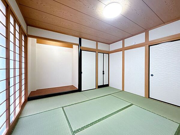 【リフォーム済】1階和室です。畳の表替えやクロスの張替えを行いました。