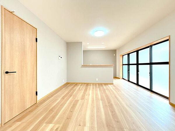 価格には消費税、リフォーム費用を含みます。リフォーム中でもご案内可能。内覧希望の方はお電話ください。