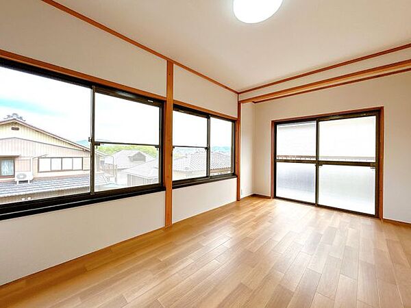 【リフォーム済】2階北東側洋室です。クロス張替え、クッションフロア張り等行いました。