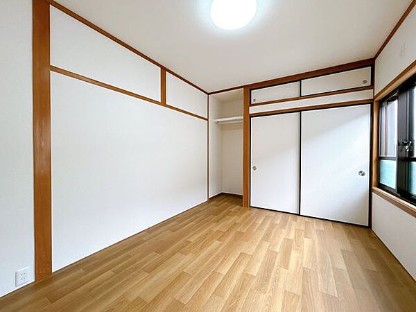 【リフォーム済】2階南東側洋室です。クロス張替え、クッションフロア張り等行いました。