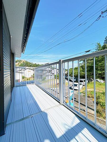 【リフォーム済】バルコニーです。床は塗装を行いました。