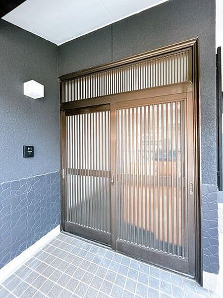 【リフォーム済】玄関です。鍵交換を行いました。照明は新品交換済みです。