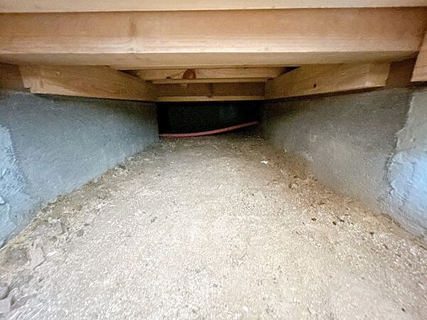 中古住宅の3大リスクである、雨漏り、主要構造部分の欠陥や腐食、給排水管の漏水や故障を2年間保証します。その前提で床下まで確認の上でリフォームし、シロアリの被害調査と防除工事もおこないます。