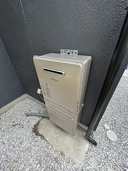 【リフォーム済】給湯器を新品交換いたしました。設定水量や設定温度に達すると自動でストップし、ぬるくなったら自動で追い焚きしてくれるオートタイプです。