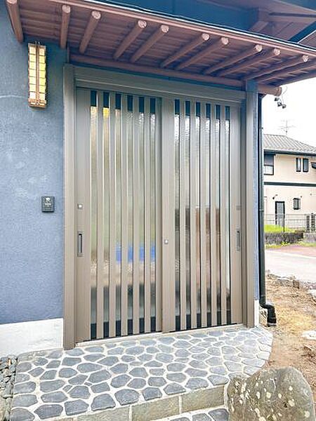 【リフォーム済】玄関です。玄関扉の交換、照明は球交換を行いました。
