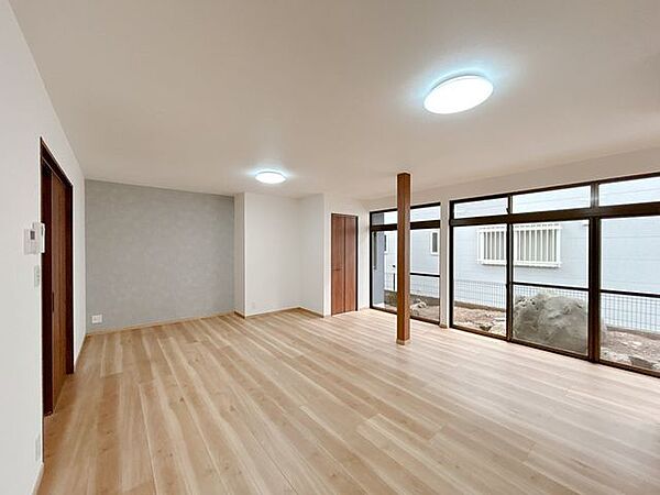 【リフォーム済】和室二間をつなげて約21帖のLDKにしました。天井・壁はクロス張替え、床はフローリングを張りました。