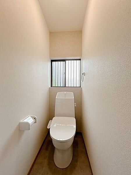 【リフォーム済】トイレは新品に交換しました。表面は凹凸がないため汚れが付きにくく、継ぎ目のない形状でお手入れが簡単です。節水機能付きなのでお財布にも優しいですね。