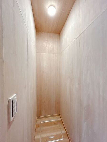 【リフォーム済】廊下にある収納です。建具の交換、収納内は全面ベニヤ板仕上げにしました。