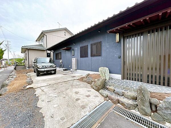 【リフォーム済】外観です。外壁・屋根は塗装を行いました。庭木は伐採しました。