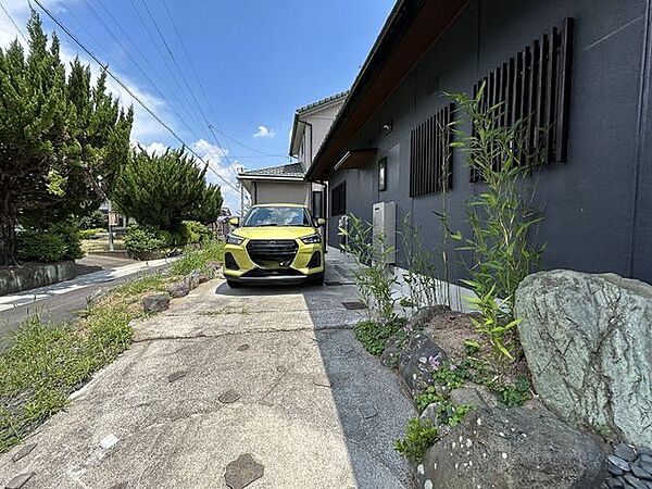 【リフォーム済】駐車場です。車種にもよりますが、縦列2台駐車可能です。庭木は伐採、庭石を一部撤去し、間口を広げました。
