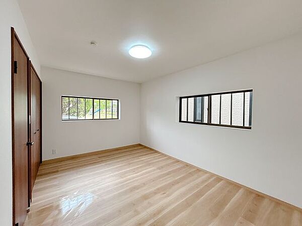 【リフォーム済】ダイニングキッチンを洋室へと変更しました。天井・壁はクロスの張替えをし、床はフローリングを張りました。