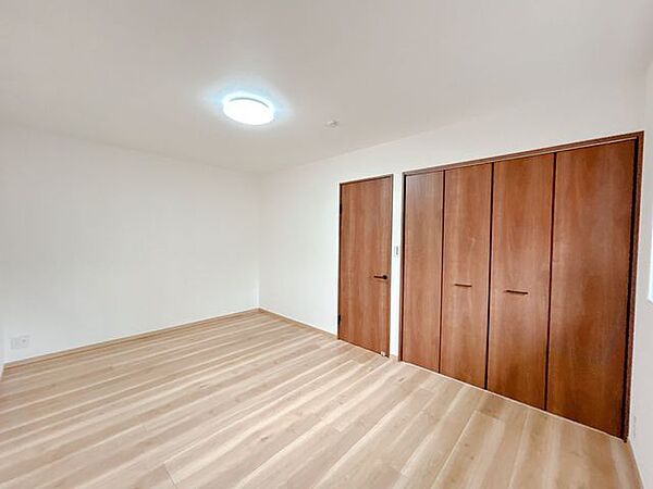 【リフォーム済】ダイニングキッチンを洋室へと変更しました。天井・壁はクロスの張替えをし、床はフローリングを張りました。