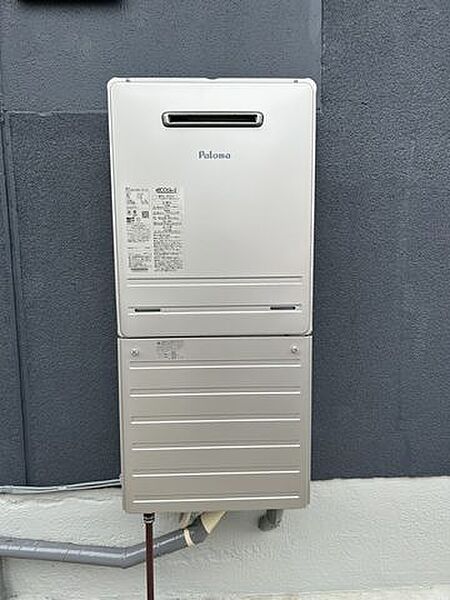 【リフォーム済】給湯器を新品交換しました。設定水量や設定温度に達すると自動でストップし、ぬるくなったら自動で追い焚きしてくれるオートタイプです。