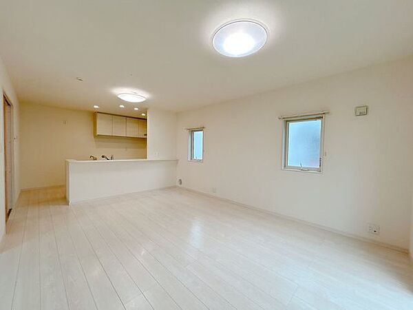 リビングです。フローリングが明るい色なので、お部屋全体も明るく感じますね。