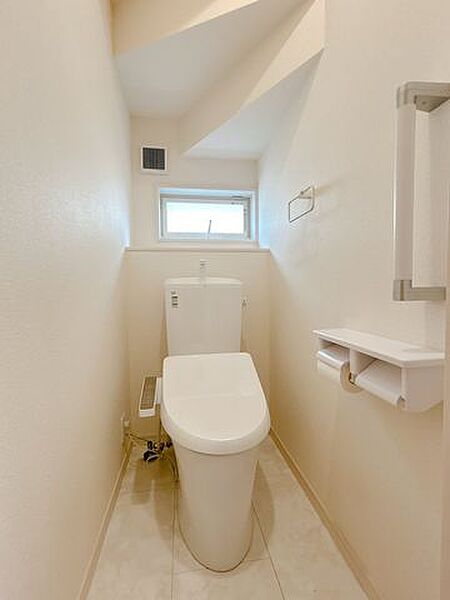 1階トイレです。丁寧に利用されており、清潔感のある空間です。リフォームのご要望も承っております。