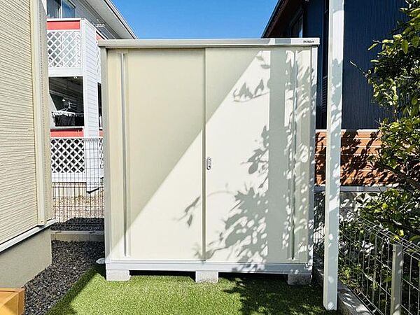 倉庫です。鍵付きなので安心して収納できます。季節物アイテムやアウトドア用品などの収納におすすめです。