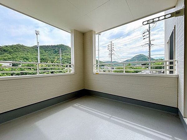 ベランダです。物件南西に面しており、日当たり良好です。天気の良い日にはお布団も干せそうな広さです。